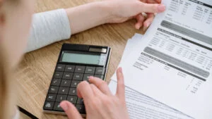 Tichete pentru facturi la energie. Preț redus la energie pentru consumatorii care au până în 2000-2500 de lei