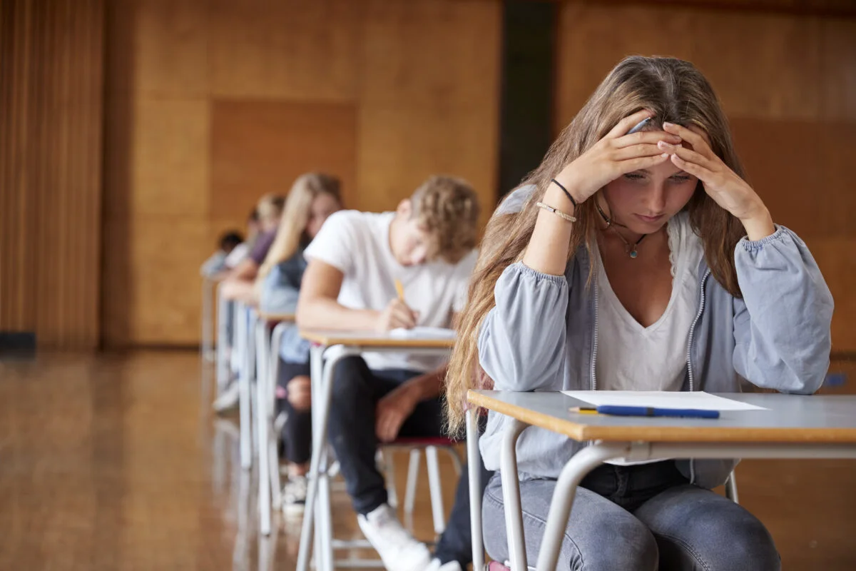 Vești bune pentru studenți. Ce se va întâmpla cu bursele? Nicu Ştefănuţă: Una din soluţii este să folosim banii din Fondul Social European, deci din fonduri europene