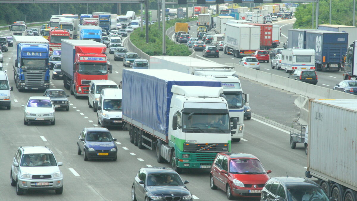 Zeci de mii de șoferi au fost amendați pentru folosirea telefonului la volan. Noile radare îi surprind în trafic