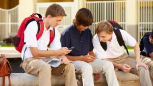 Europa spune stop telefoanelor mobile. Tot mai multe țări scot telefoanele mobile din școli