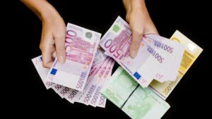 euro. De ce ar trebui să avem economiile în euro Avantajele monedei euro