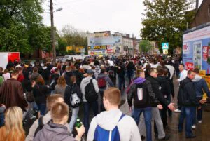 oameni. Se majorează impozitele pe clădiri, terenuri și mijloace de transport. Ce înseamnă asta pentru contribuabili?