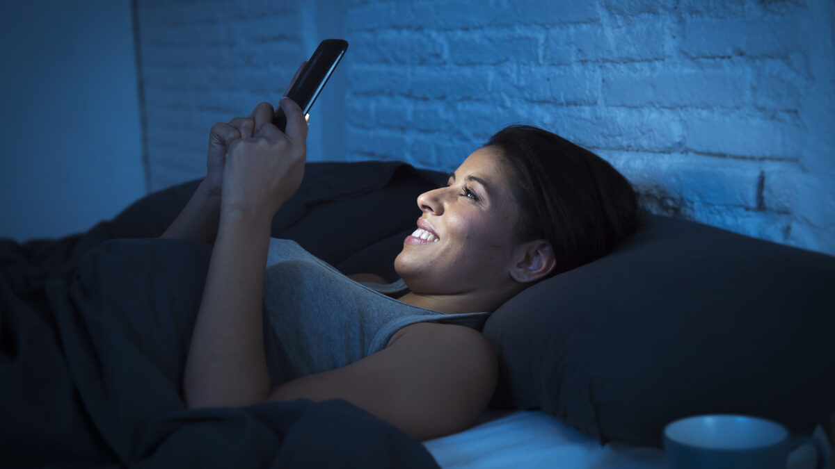 Ești obosit dimineața și nu știi de ce? Există o explicație simplă: Telefonul e vinovatul ascuns