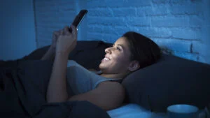 Telefonul e vinovatul ascuns pentru oboseala pe care o resimți după somn