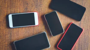 Unde îți poți vinde telefonul vechi în 2025 pentru a obține cel mai bun preț
