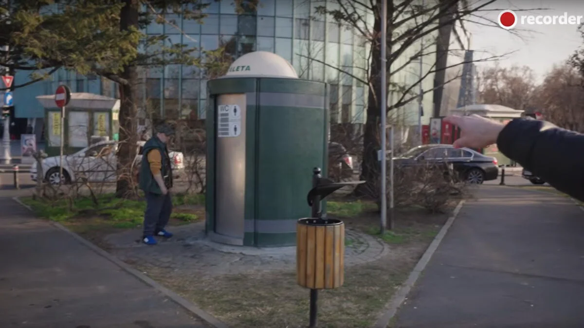 Una dintre cele mai mari companii din România nu există în realitate. Are sediul la adresa unui WC public