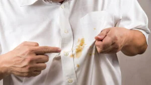 „Războiul petelor” Cum scapi de ulei, ojă, vopsea și sânge, fără să-ți strici hainele