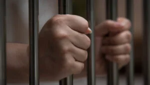 Ai găsit un card bancar Această faptă te poate băga în pușcărie
