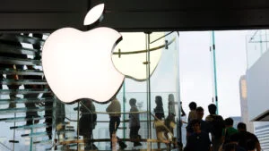 Apple va investi 600 de milioane de dolari în energie verde pentru atingerea neutralității climatice până în 2030