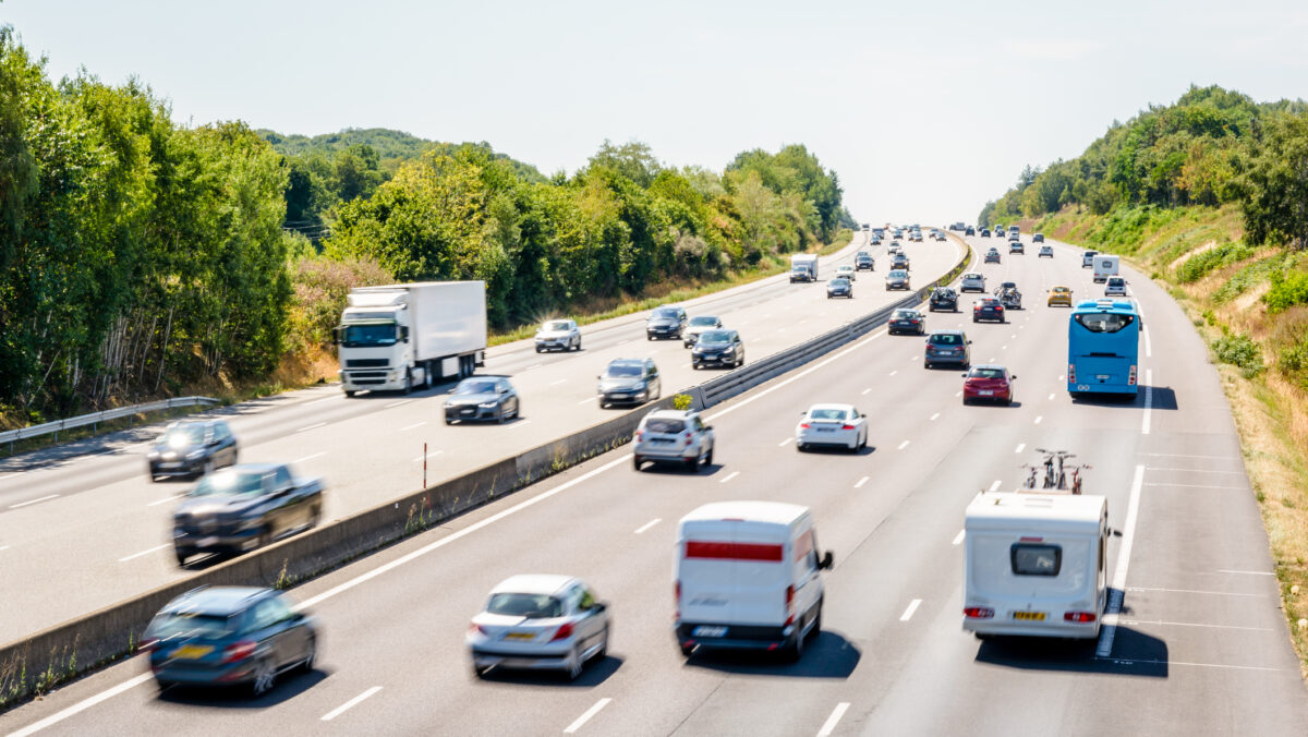 Autostrada care încarcă mașinile electrice în timp ce merg: fără cablu, fără oprire. Unde se află autostrada viitorului