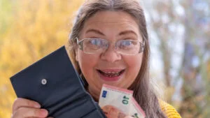 Bani mai mulți pentru pensionari. Românii din Grecia vor primi un sprijin financiar de 250 Euro până la jumătatea lunii noiembrie