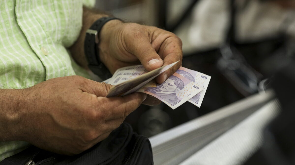 Interzicerea cumulului pensiei cu salariul. Măsura ar urma să fie inclusă în Pachetul 3 de reforme