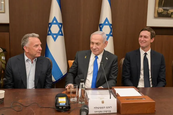 Benjamin Netanyahu la reuniunea guvernamentală alături de trimisul special al președintelui Trump pentru Orientul Mijlociu, Steve Witkoff și de ginerele președintelui, Jared Kushner