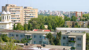 Blocuri și apartamente într-un oraș din România