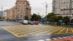Bucuresti, intersectie, marcaj galben