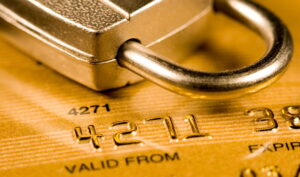 Când se pot bloca sau popri conturile bancare