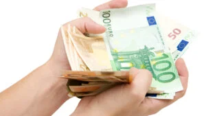 Cash-ul nu moare. Numerarul este încă la putere în Europa