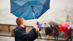 Cod Galben de vânt în aproape toată țara. ANM anunță rafale de până la 120 kmh