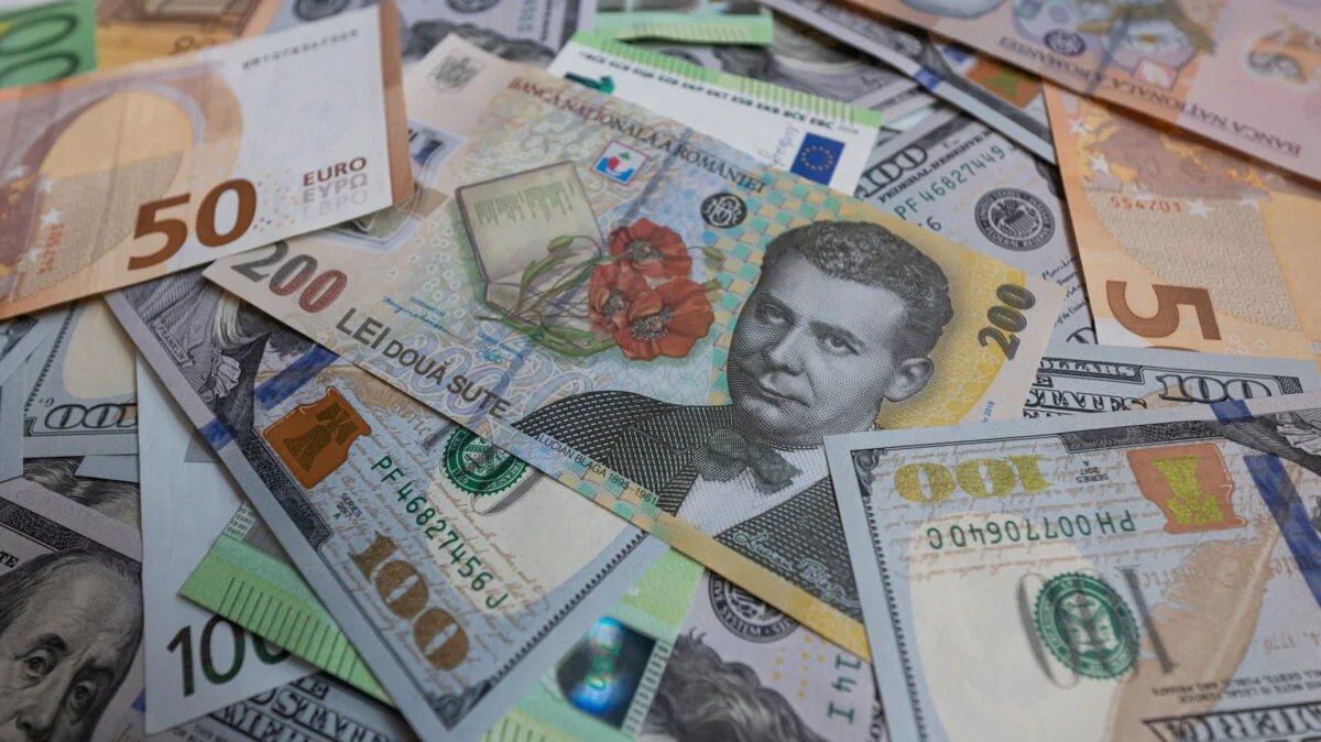 Curs valutar joi, 9 octombrie. Leul se apreciază față de euro și dolar