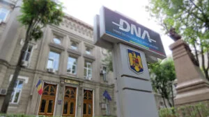 DNA reține inspectori ANAF pentru luare de mită și propune arestarea șefului de serviciu