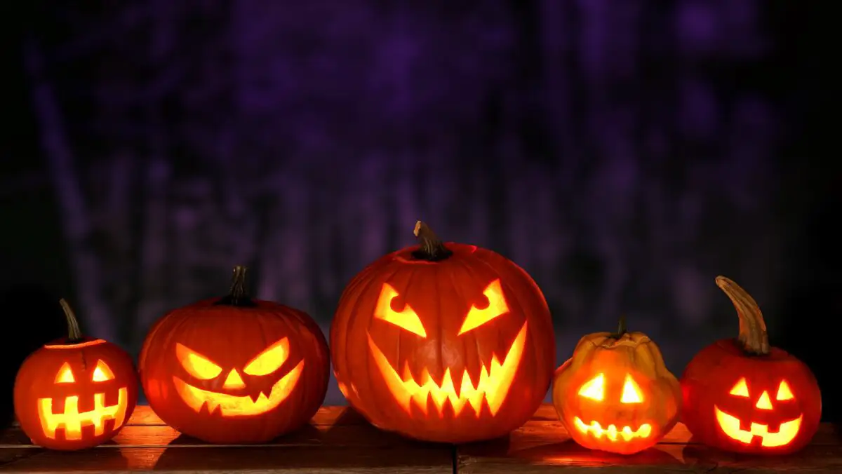 România, de la strigoi la dovleci sculptați: Noaptea Strigoilor vs Halloween-ul. Tradiții și obiceiuri