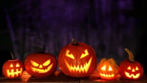 De la strigoi la dovleci sculptați Cum sărbătoresc românii sfârșitul toamnei. Noaptea Strigoilor vs Halloween-ul