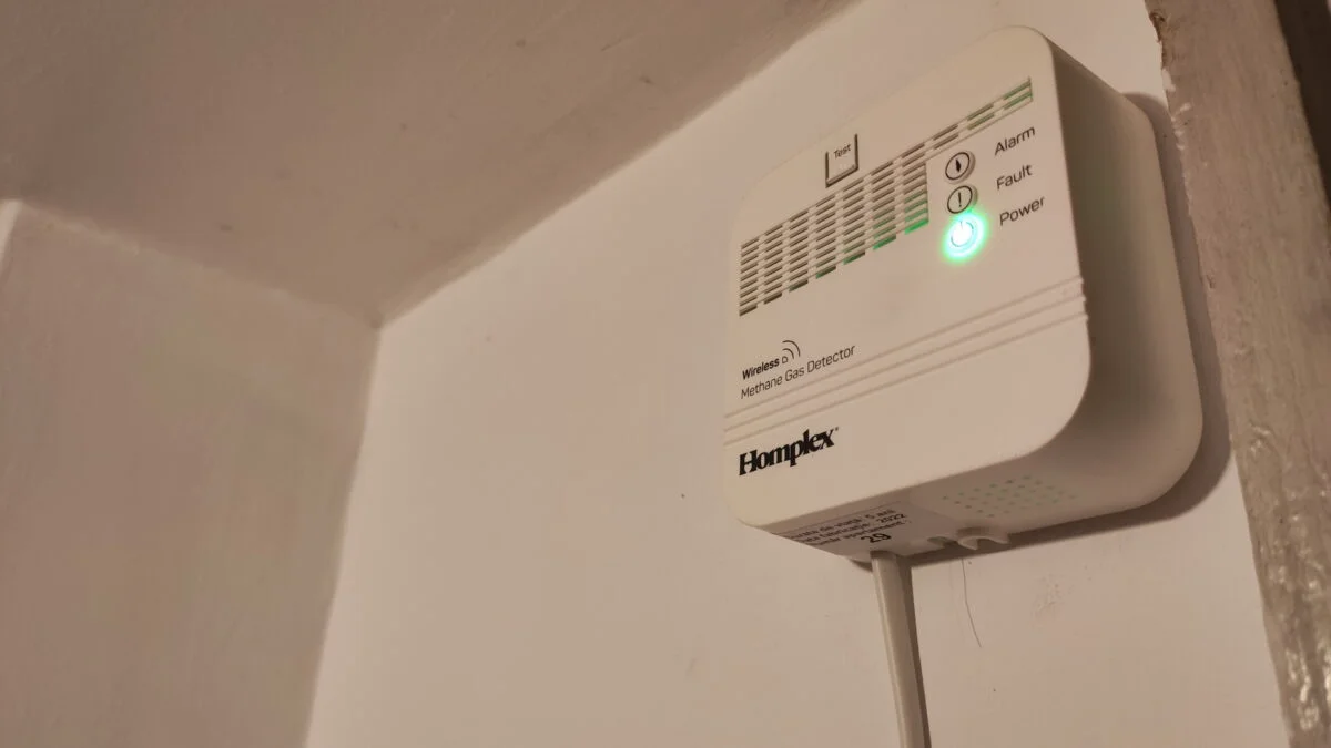 Detector de gaze în locuință. Obligație pentru românii care și-au montat geam termopan. Cine are voie să-l instaleze