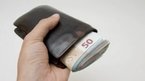 Directorii companiilor de stat câștigă salarii și bonusuri uriașe veniturile lunare depășesc 100.000 de lei în plină austeritate