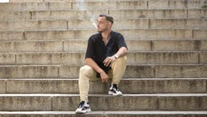 Fumatul devine istorie în multe țări. Ce riscă turiștii români care aprind o țigară în locuri interzise