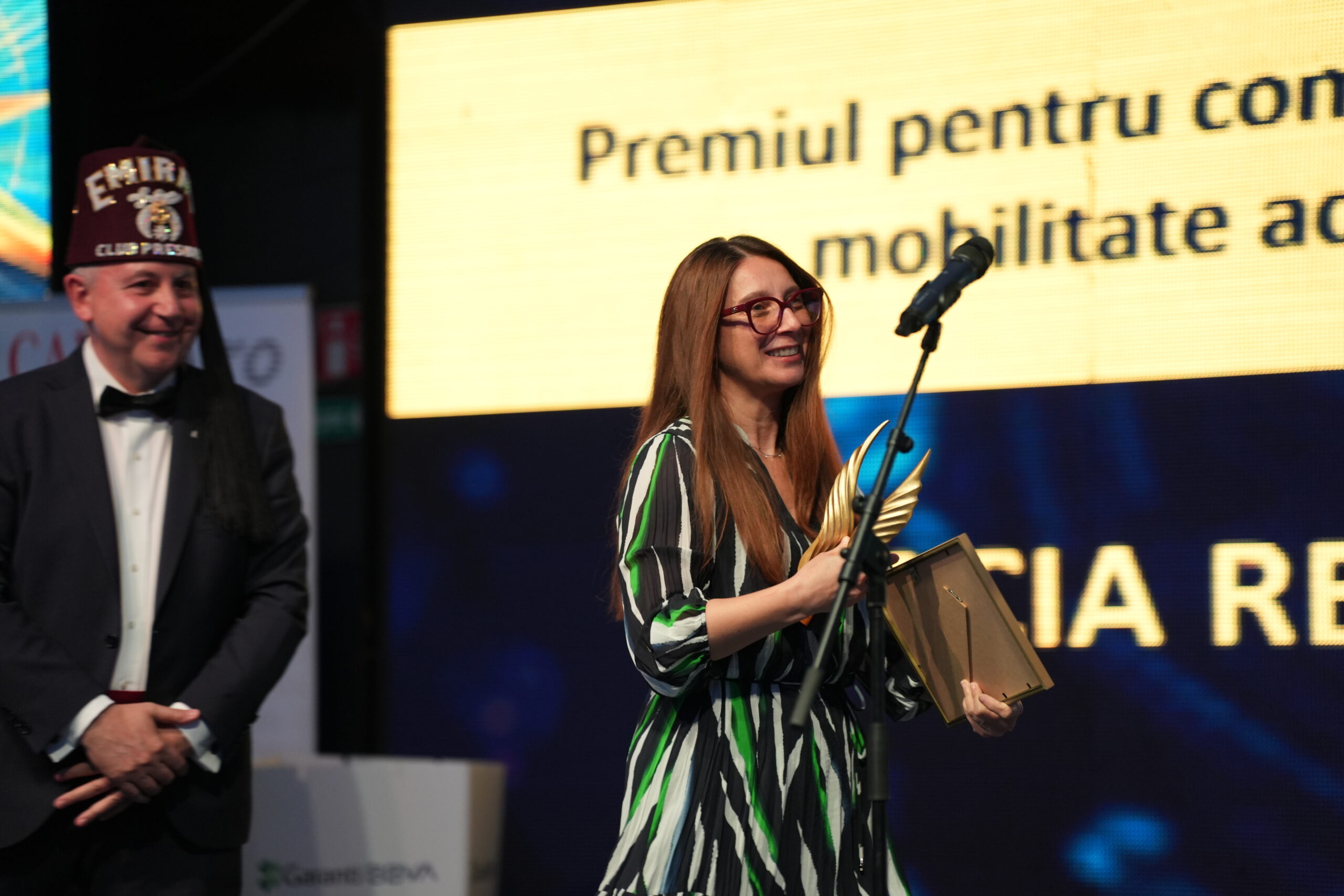 Elena Apostol, External Communication General Manager Automobile Dacia, a ridicat „Premiul pentru compania-lider în mobilitate accesibilă”. (sursă foto: CAPITAL)