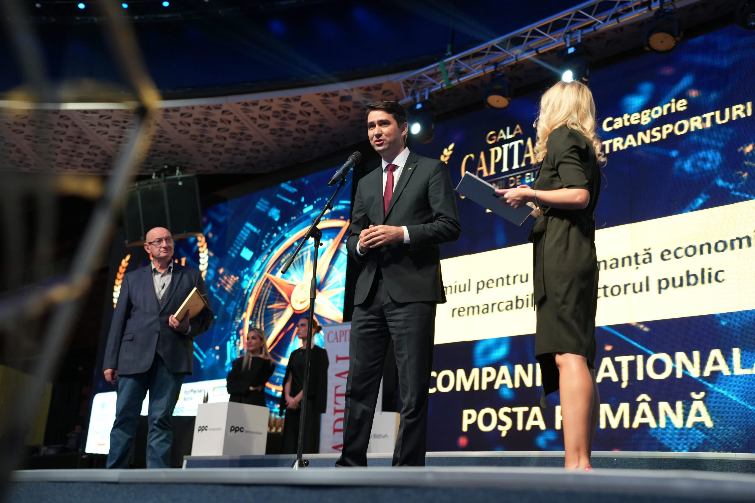 Florin Valentin Ștefan, Directorul General Poșta Română, a ridicat „Premiul pentru performanță economică remarcabilă în sectorul public” în cadrul Galei Capital „Companii de Elită”(sursă foto: CAPITAL)