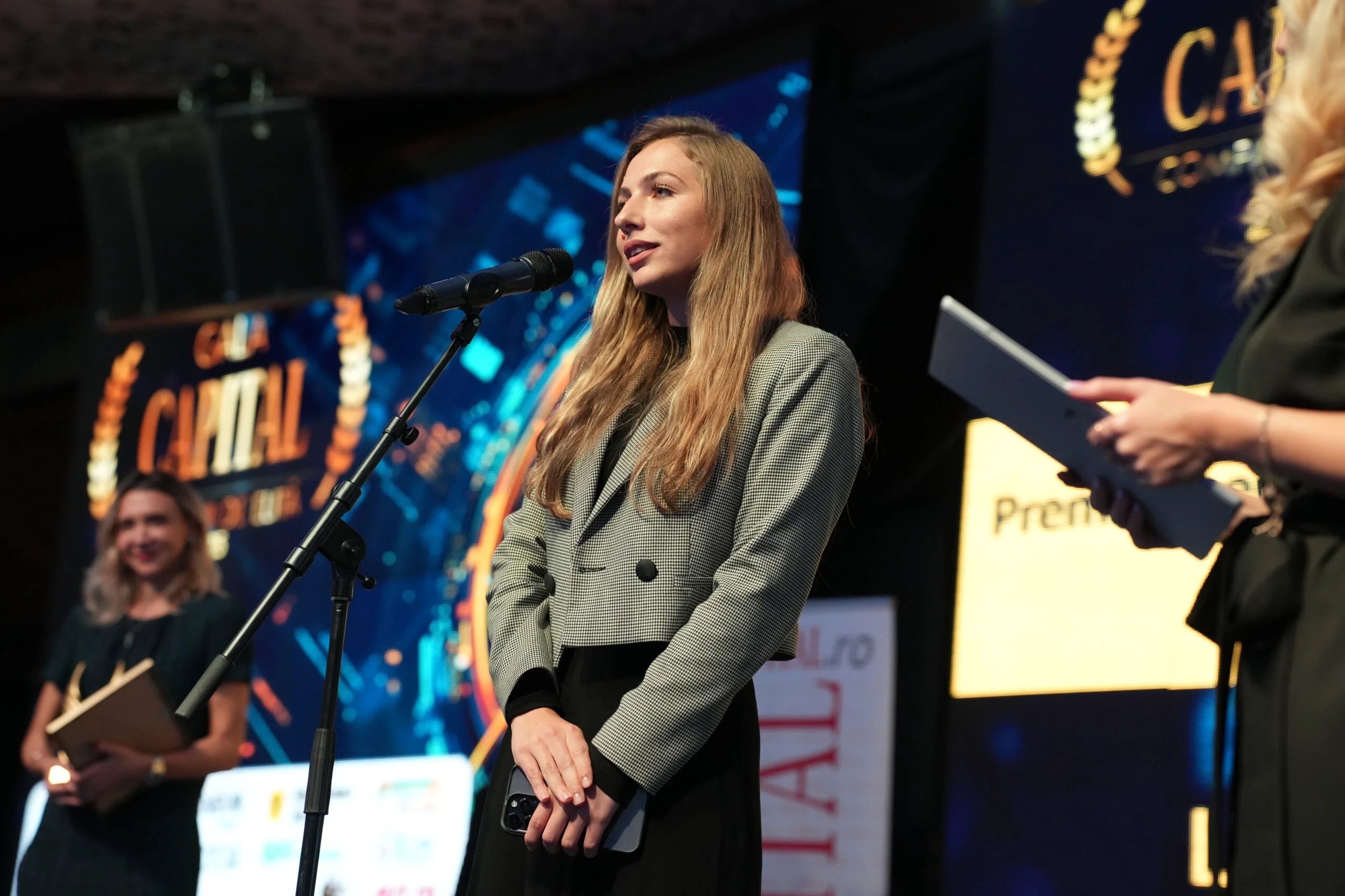 Ana Maria Beclea, PR Manager Golin România, pe scena Premiilor Capital (sursă foto: CAPITAL)