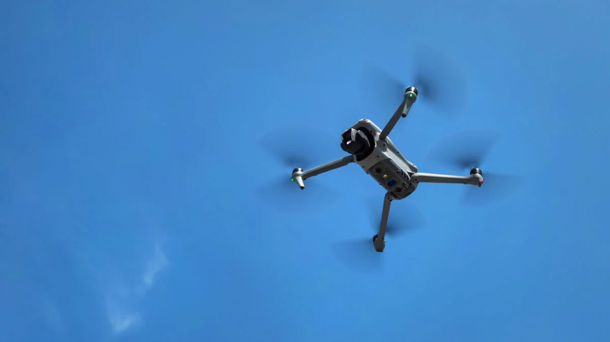 Românii care aruncă ilegal deșeuri, vânați cu drone de Garda de Mediu. Imaginile pot fi folosite fără consimțământ