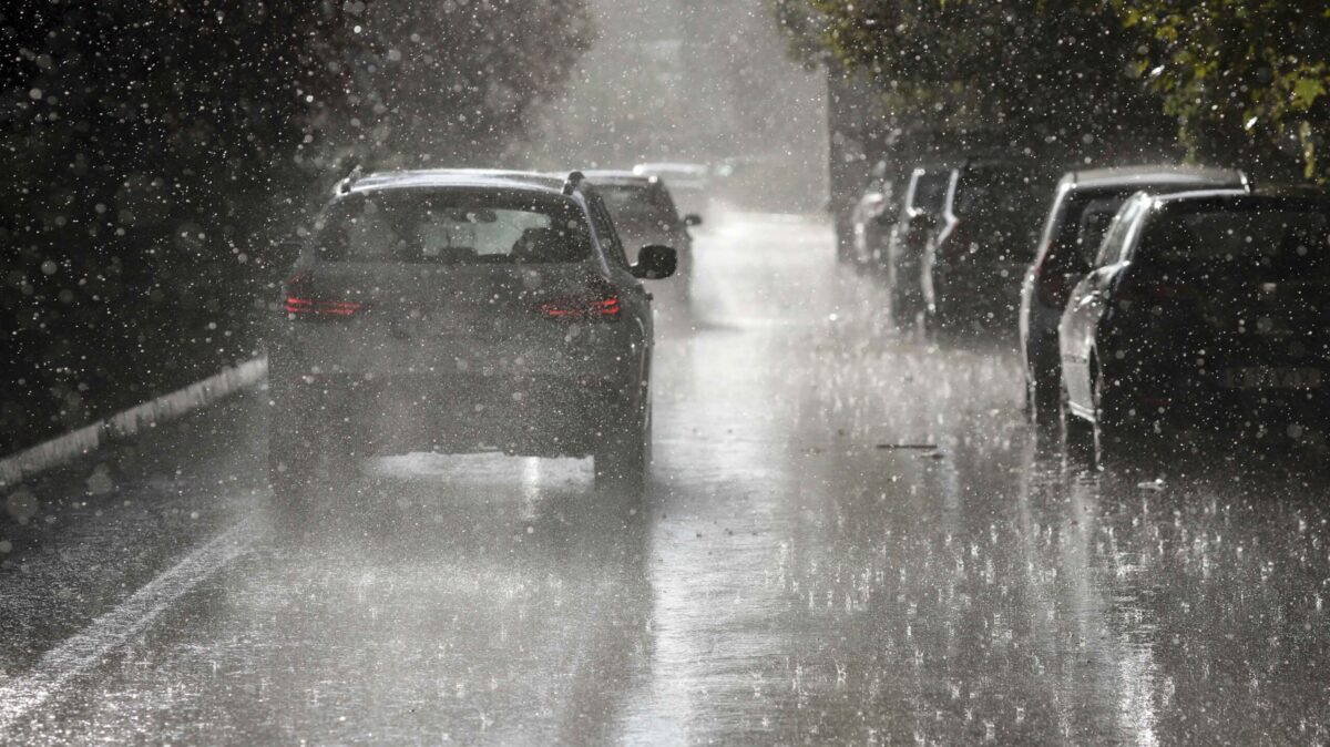 De ce a emis ANM Cod Roșu de precipitații: Am putea depăși recordul din 1972. Când revine vremea frumoasă în România