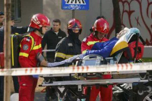 Urmările exploziei cauzate de o acumulare de gaze într-un bloc de locuințe din cartierul Rahova, București