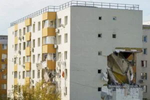 Urmările exploziei cauzate de o acumulare de gaze într-un bloc de locuințe din cartierul Rahova, București