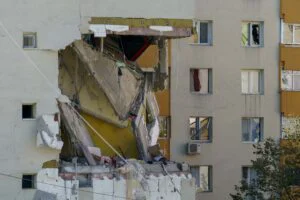 Urmările exploziei cauzate de o acumulare de gaze într-un bloc de locuințe din cartierul Rahova, București