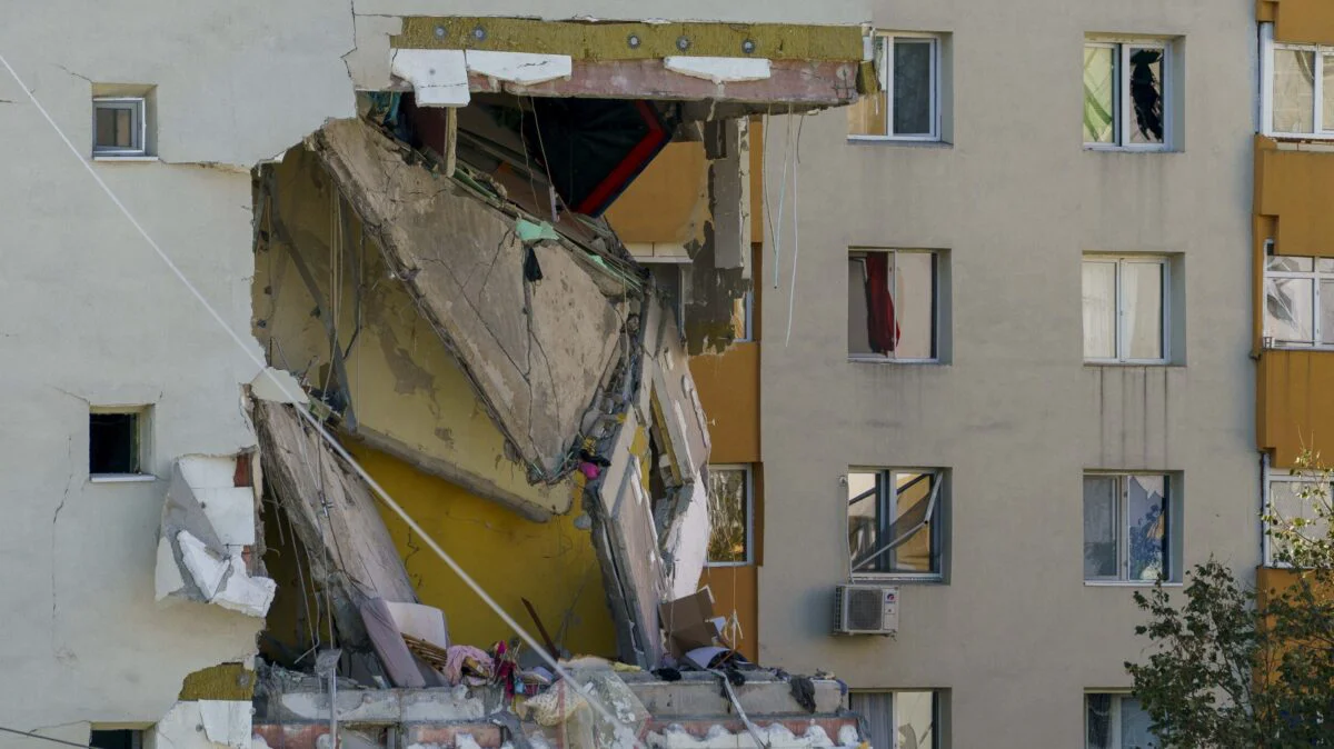 Urmările exploziei cauzate de o acumulare de gaze într-un bloc de locuințe din cartierul Rahova, București