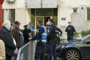 Urmările exploziei cauzate de o acumulare de gaze într-un bloc de locuințe din cartierul Rahova, București