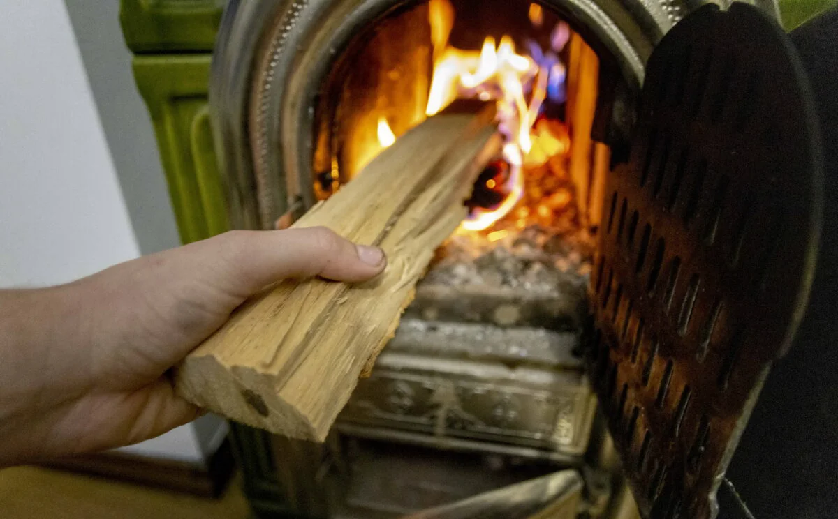 Regulă pentru românii care se încălzesc în casă cu sobă pe lemne sau gaz. Ce trebuie să facă neapărat când vine frigul