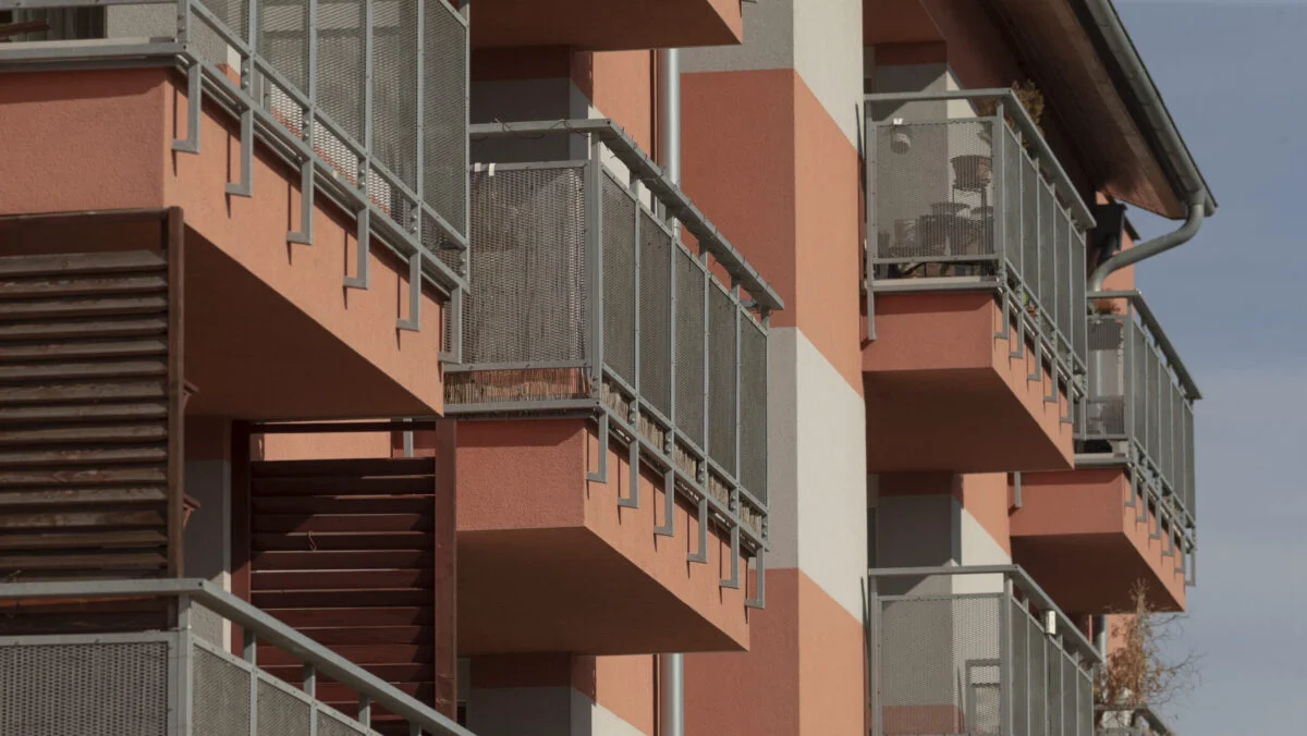 Regulă pentru românii care stau la bloc. Proprietarii care au interzis să închidă balconul