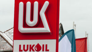 Lukoil vrea să vândă activele, România evaluează tranzacția Tranzacţia va fi evaluată în comisia pentru examinarea investiţiilor străine directe