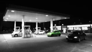 Mașini pe benzină și motorină într-o stație de alimentare cu carburanți