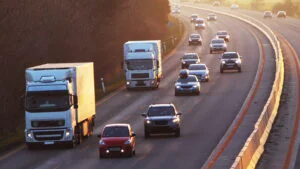 Mașini și camioane pe autostradă