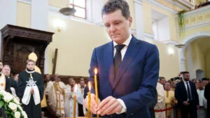 Președintele României, Nicușor Dan, aprinzând o lumânare