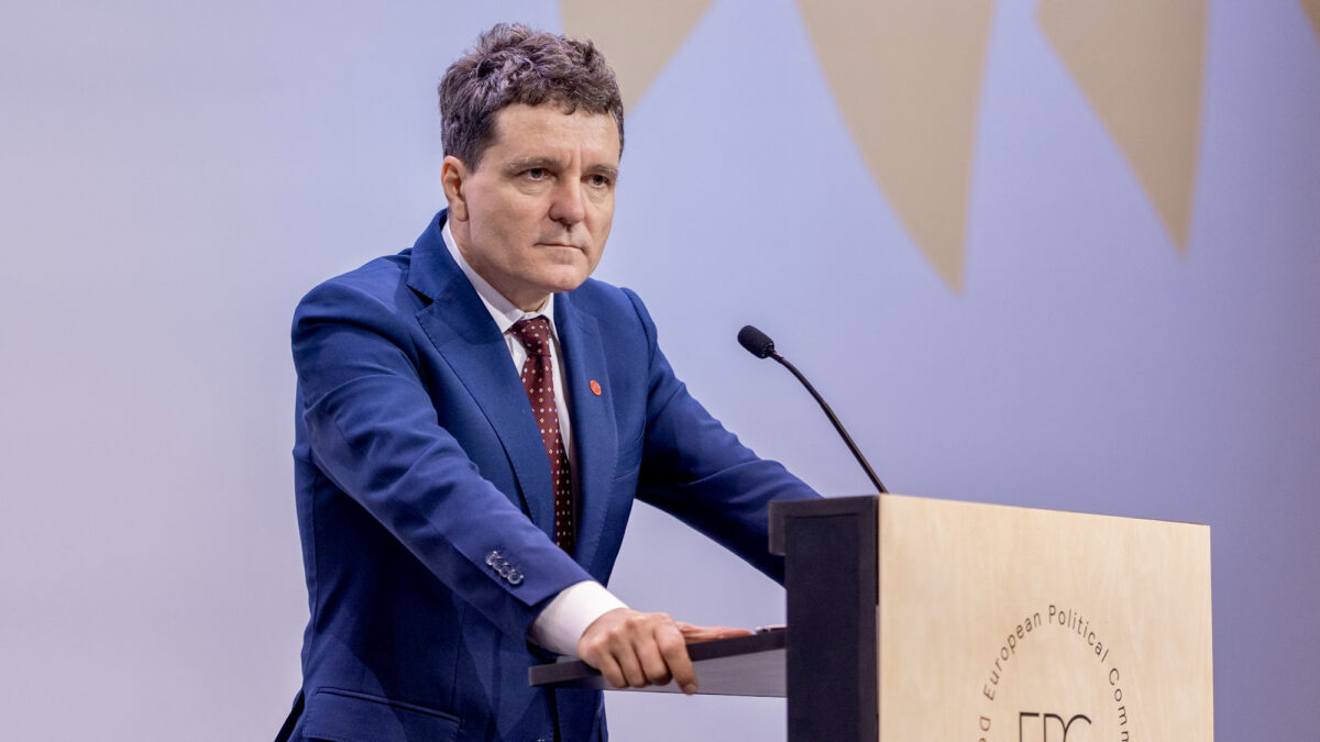 Lege nouă pentru ASF, ANRE și ANCOM: tăieri de posturi și de privilegii salariale. Nicușor Dan a semnat decretul