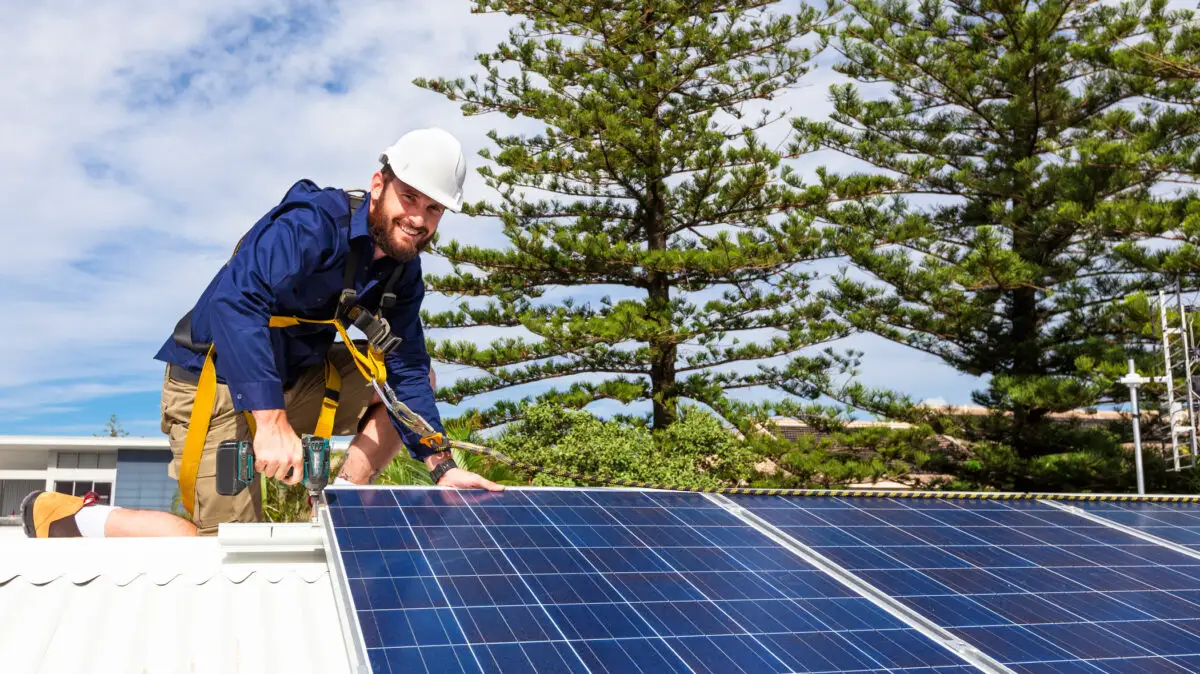 Noi reguli pentru instalarea panourilor fotovoltaice. Prosumatorii vor fi monitorizați pentru siguranța rețelei electrice