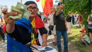 O femeie pensionară cu bani numerar în mână