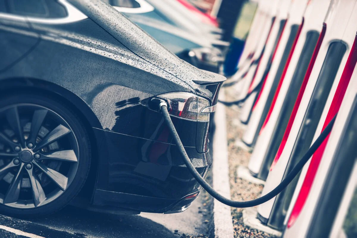 OMV își extinde masiv rețeaua de stații pentru mașini electrice și mizează pe gaz în tranziția energetică