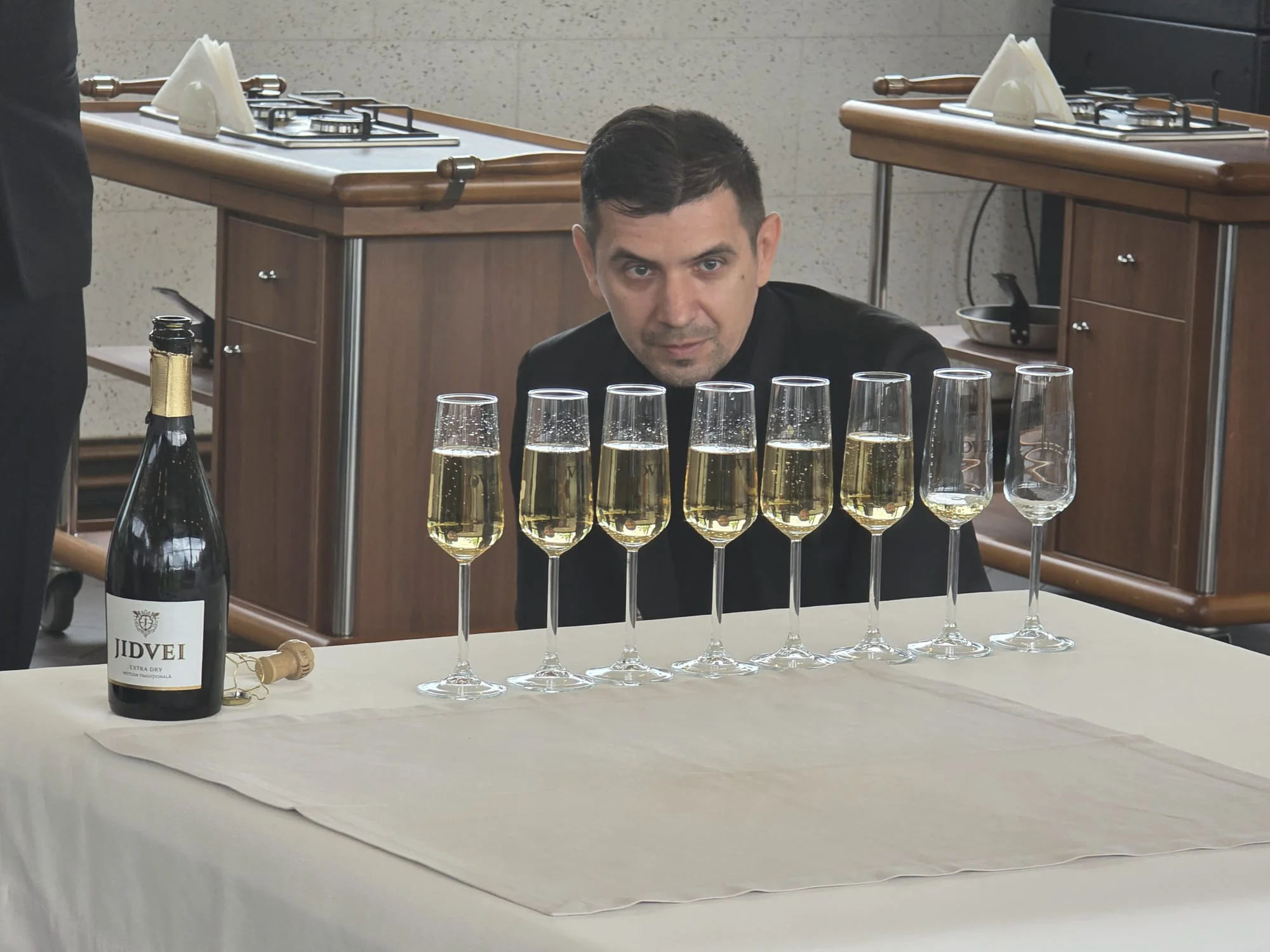 Pentru unii concurenți sticla a fost prea mică pentru opt pahare